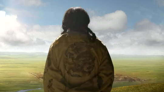 蒙古族人首领眺望草原的背影 近景