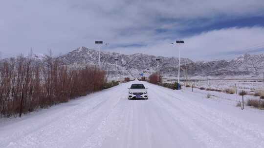 汽车行驶在冰天雪地航拍雪景公路