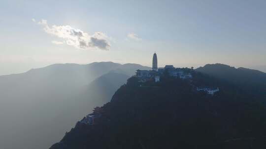 云南大理宾川县鸡足山镇逆光白塔山顶航拍