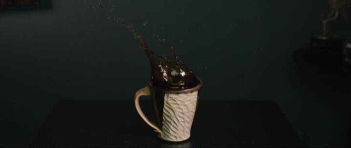 杯子中溢出的咖啡