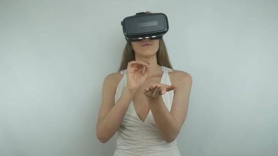 体验虚拟现实眼镜的女人视频素材模板下载