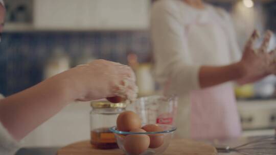 在厨房里揉面和打鸡蛋的景观视频素材模板下载