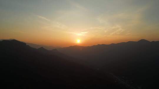 美丽大山夕阳日落