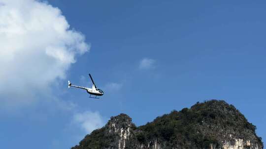 广西桂林阳朔空中的观光直升机视频素材模板下载