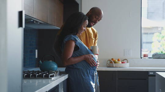 丈夫与怀孕的妻子一起在厨房