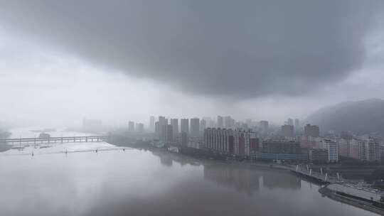 夏天汛期雨季来临，城市上空雨雾弥漫