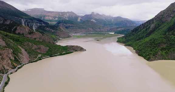 西藏昌都然乌湖和周边高压线电力系统航拍