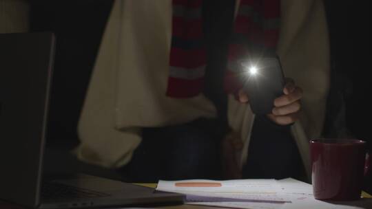 停电时使用手机灯光照明的人视频素材模板下载
