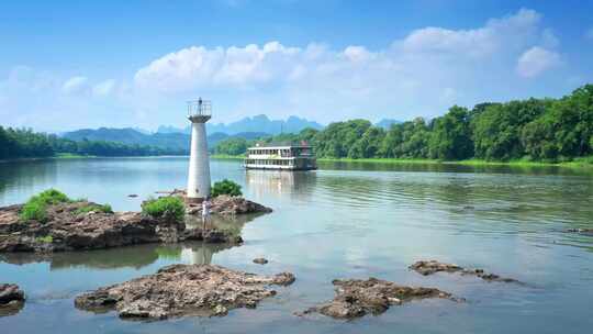 广西桂林黄牛峡漓江旅游船