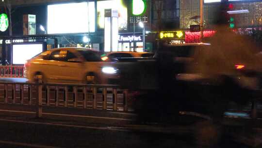 夜晚城市行人过马路汽车车辆车流人流夜景人