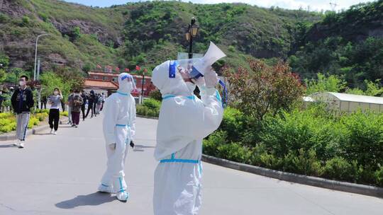 志愿者大喇叭喊居民进行核酸检测