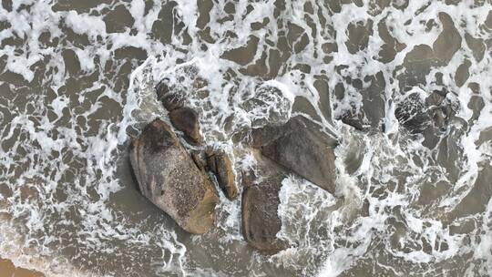 阴天海水沙滩航拍礁石海岸石头俯拍海上岩石