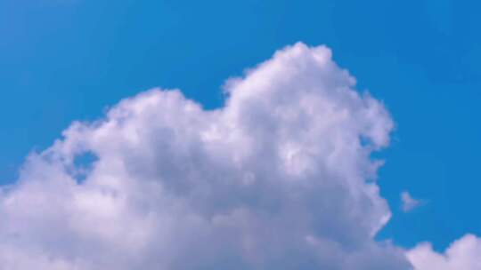 【4K】蓝天白云下的蓬松云朵