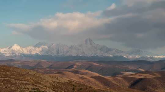 川西贡嘎雪山云彩日照金山延时