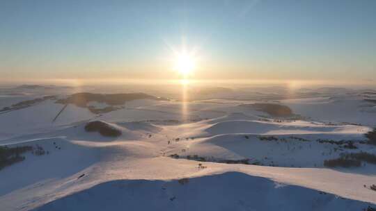 极寒的低山丘陵雪原灿烂夕阳