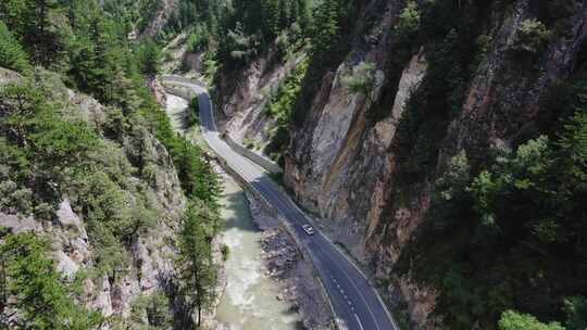 峡谷河流公路汽车航拍