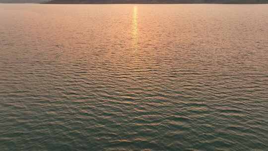 夕阳下波光粼粼的湖面