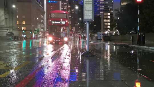 城市傍晚雨中行驶的公交车