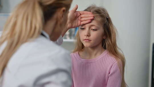 儿童接受体检特写生病的女孩测量温度