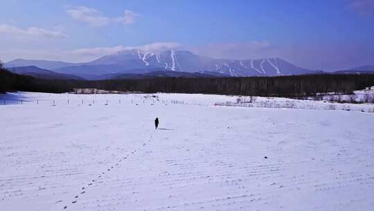 东北黑龙江漠河人物在雪地奔跑航拍风景