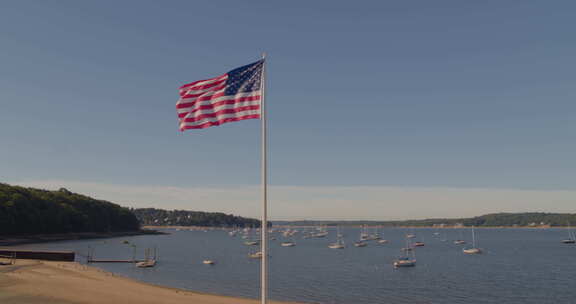 纪念公园的美国国旗空中平底锅和停泊在港口的船只