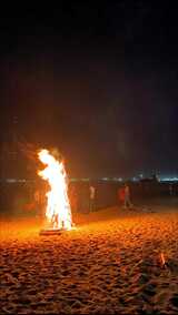夜晚海边烟花与篝火高清在线视频素材下载