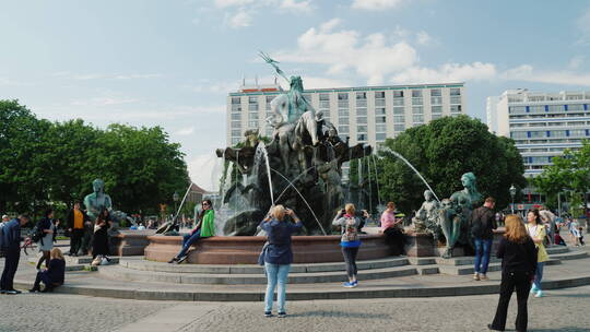 酒店前的喷泉雕塑