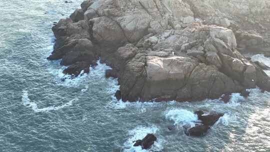 海边悬崖俯拍海岛海岸线岛屿岸边海水拍打