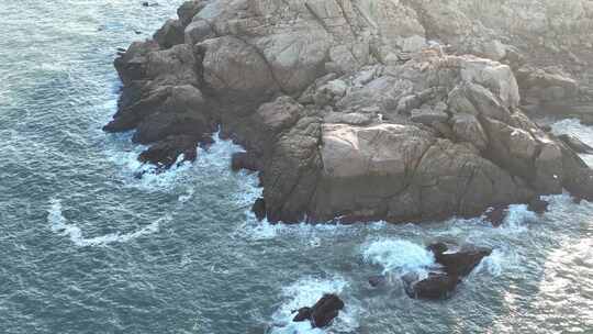 海边悬崖俯拍海岛海岸线岛屿岸边海水拍打视频素材模板下载