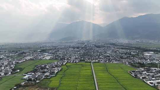 云南喜洲古镇和麦田