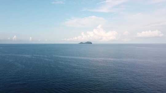 空中飞越海面飞向岛屿