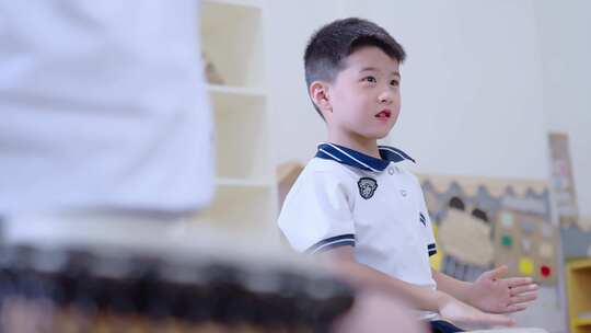 幼儿园老师和小孩欢乐玩耍