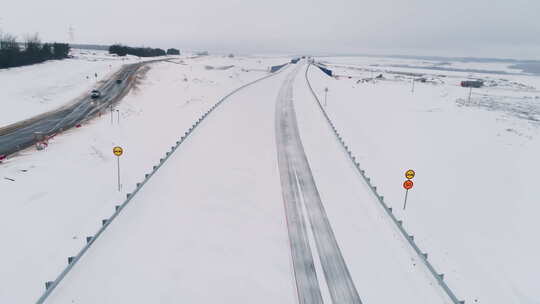冬季穿越雪地的不完整未来公路