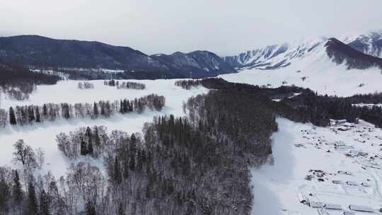 航拍冬季新疆阿勒泰禾木雪景雪山森林村落