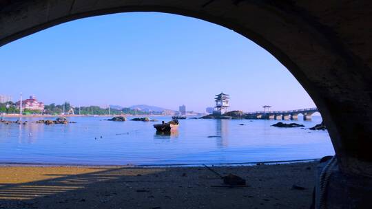 辽宁葫芦岛兴城海滨风景区桥洞外海上渔船