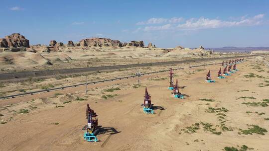 新疆克拉玛依乌尔禾魔鬼城油田石油开采视频素材模板下载