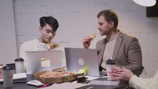 会议上吃披萨的团队