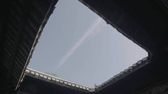 古建筑天井中仰望天空LOG视频素材视频素材模板下载