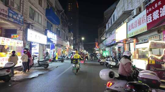 贵港老街夜景街景夜晚街道店铺行人车流