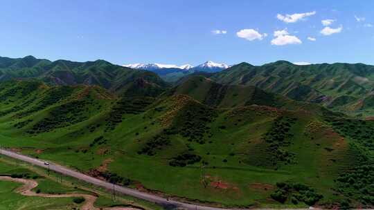 航拍多彩山地风景及蜿蜒其间的公路