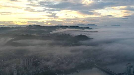 大范围延迟日出时小城云雾缭绕场景