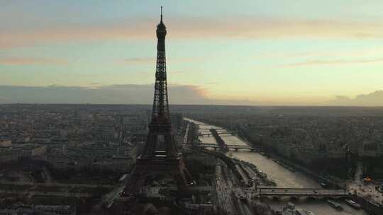 日出时巴黎塞纳河附近的埃菲尔铁塔