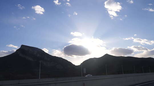 出行 路边风景 云彩 蓝天 光影 山