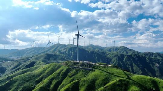 4K航拍蓝天白云青山绿水清洁能源风力发电