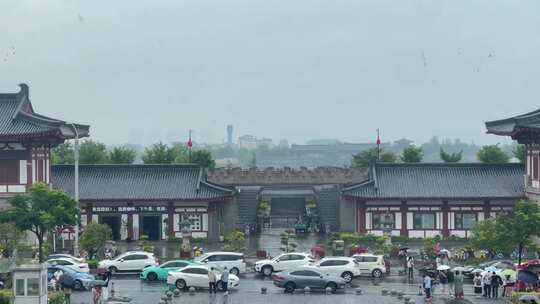 下雨天车流古建筑城市河流