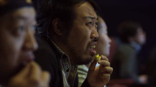 观众在电影院看一部灾难片