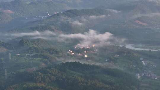 清晨鸟瞰山上的小村庄