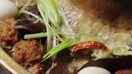 视频 青海风味：传统土火锅细节展示