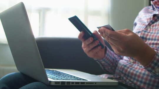 男子使用信用卡通过移动应用程序支付在线购买费用视频素材模板下载