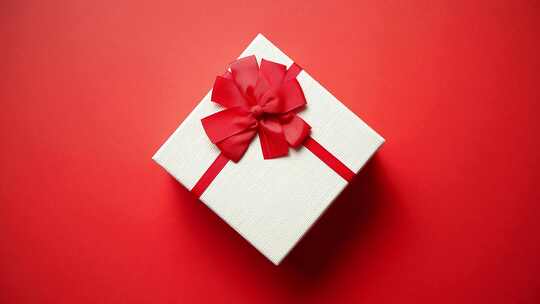 用红色丝带装饰的条纹礼品纸包装的礼品俯视